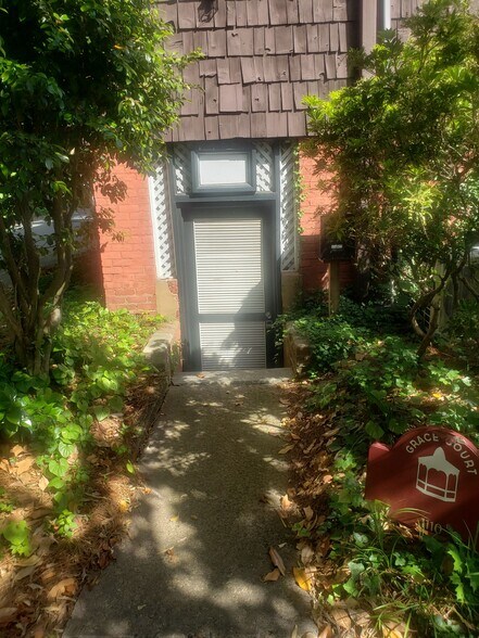 1110 Brookstown Ave, Winston-Salem, NC à louer - Photo du bâtiment - Image 2 de 18