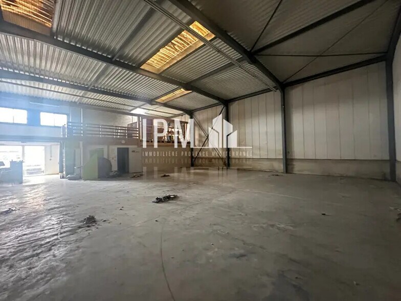 Flex in Vitrolles for lease - Interior Photo - Image 3 of 5