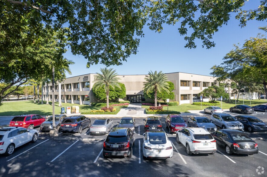 7771 W Oakland Park Blvd, Fort Lauderdale, FL à louer - Photo du bâtiment - Image 2 de 16