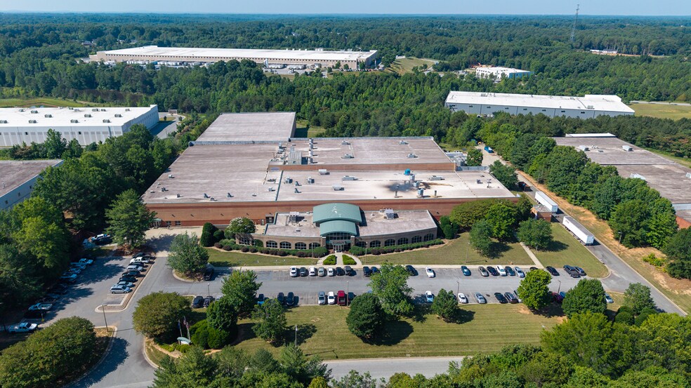 240 Business Park Dr, Winston-Salem, NC à vendre - Photo du bâtiment - Image 1 de 2