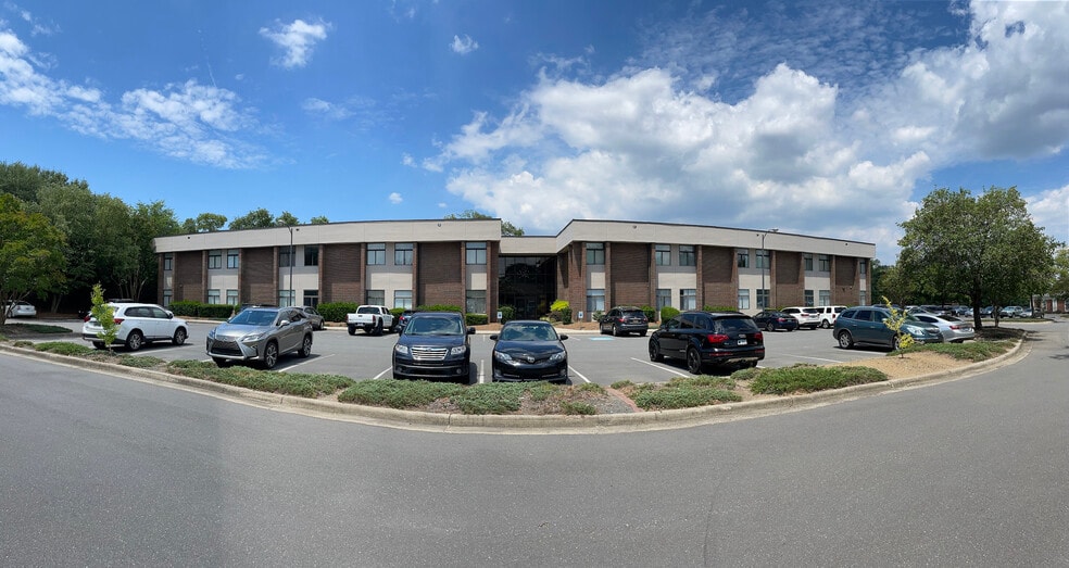10801 Johnston Rd, Charlotte, NC for lease - Primary Photo - Image 1 of 3