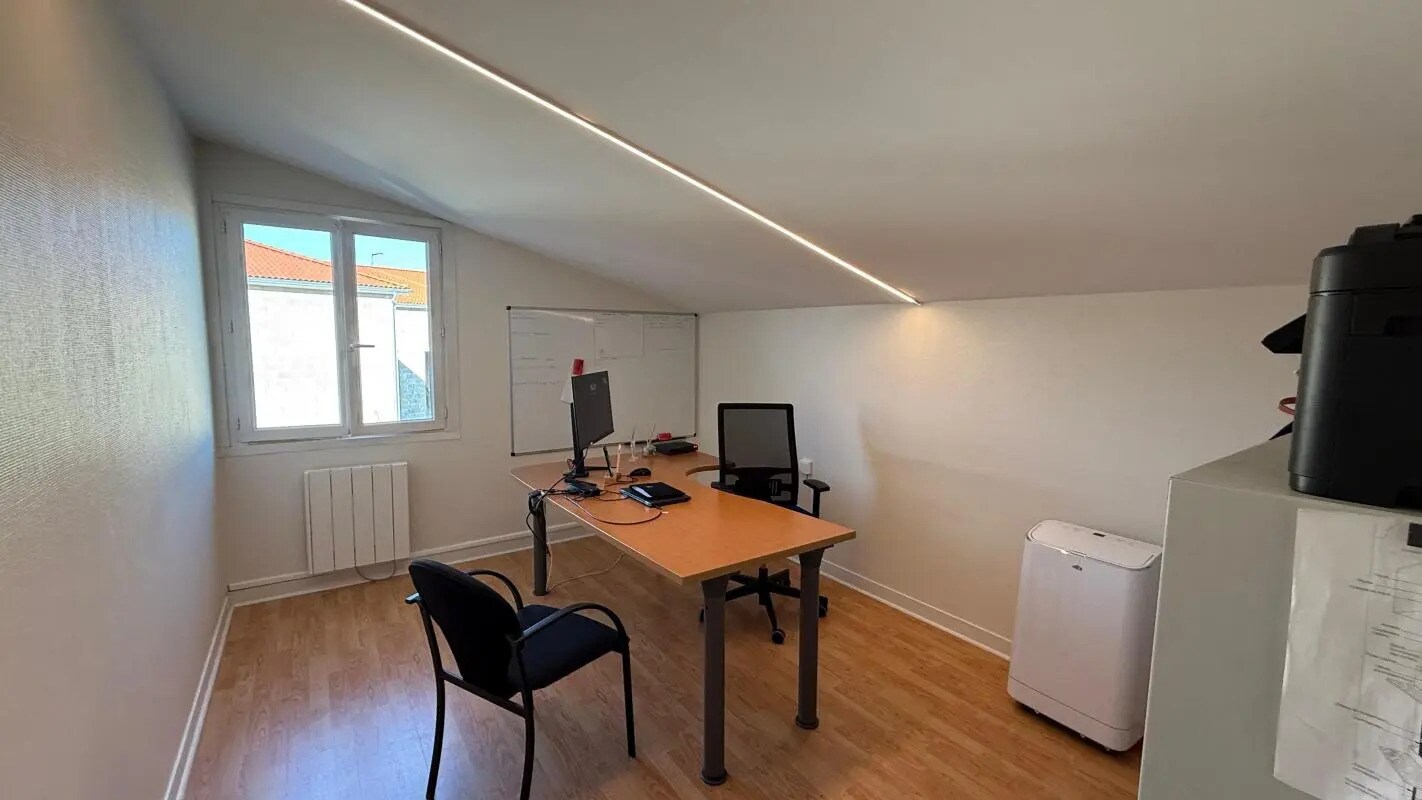 Flex in Saint-Just for lease Primary Photo- Image 1 of 8