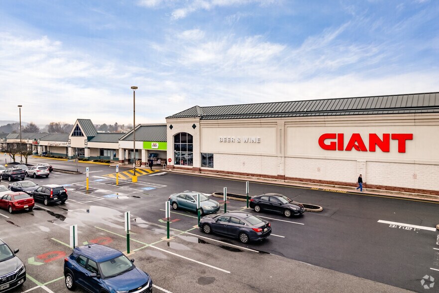 975 Wayne Ave, Chambersburg, PA à louer - Photo du bâtiment - Image 2 de 15