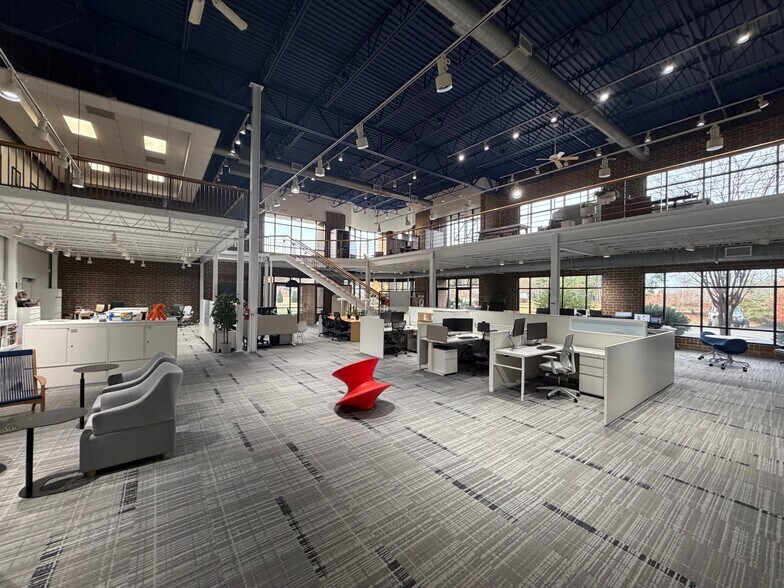 8007 National Service Rd, Colfax, NC à vendre - Photo du bâtiment - Image 2 de 7