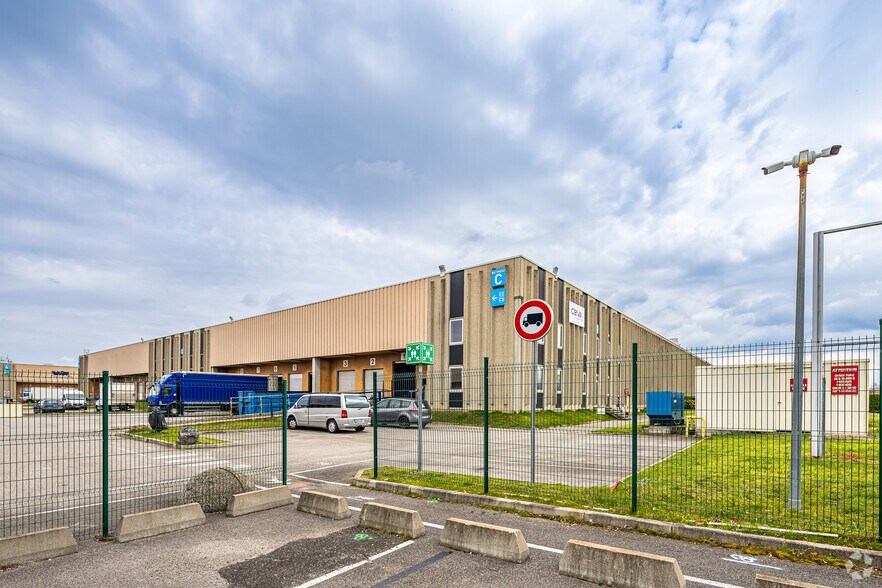 Flex dans Corbas à louer - Photo du bâtiment - Image 2 de 2