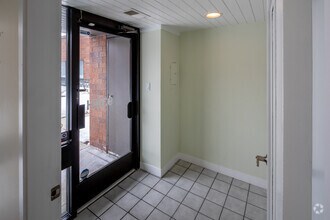 939 N Plum Grove Rd, Schaumburg, IL à louer Hall d’entrée- Image 2 de 13