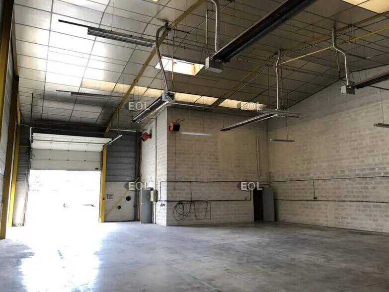 Flex in Chassieu for lease - Interior Photo - Image 3 of 6
