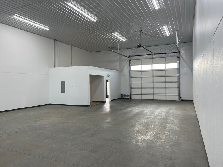 3325 E Quad Park Ct, Post Falls, ID for lease - Interior Photo - Image 2 of 7