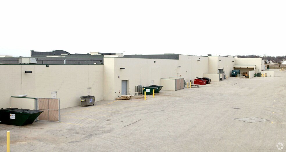 2900 Deerfield Dr, Janesville, WI à louer - Photo du bâtiment - Image 2 de 22