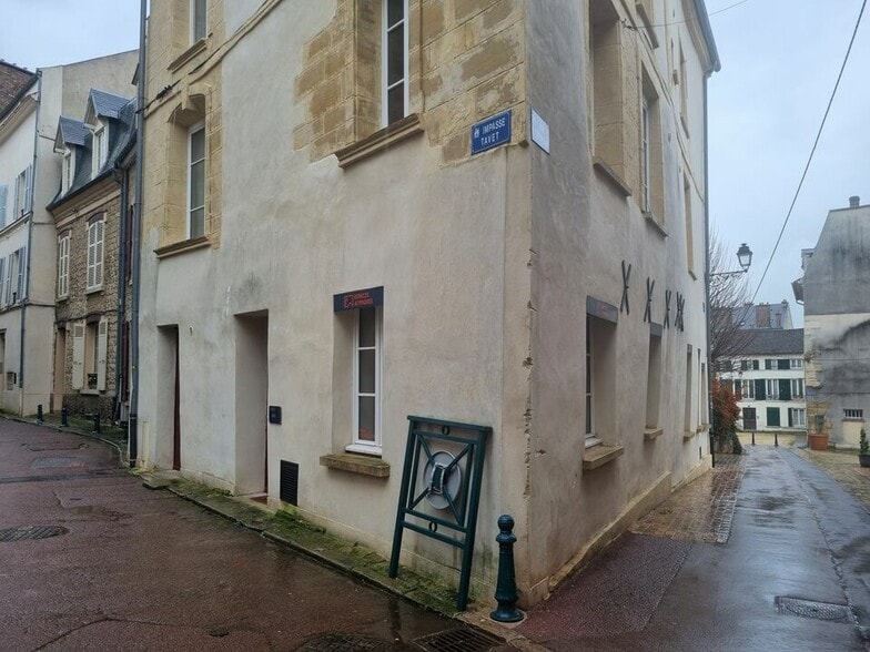 Office in Pontoise for lease - Building Photo - Image 2 of 2