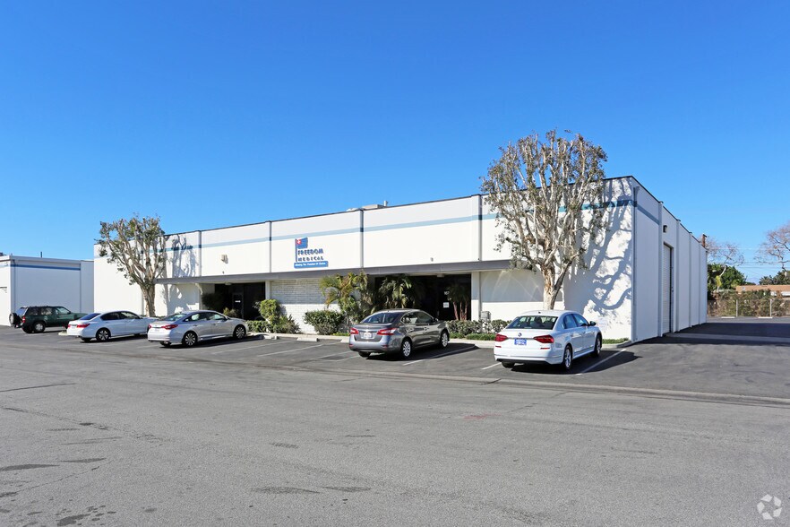 167-169 E Freedom Ave, Anaheim, CA à louer - Photo du bâtiment - Image 3 de 7