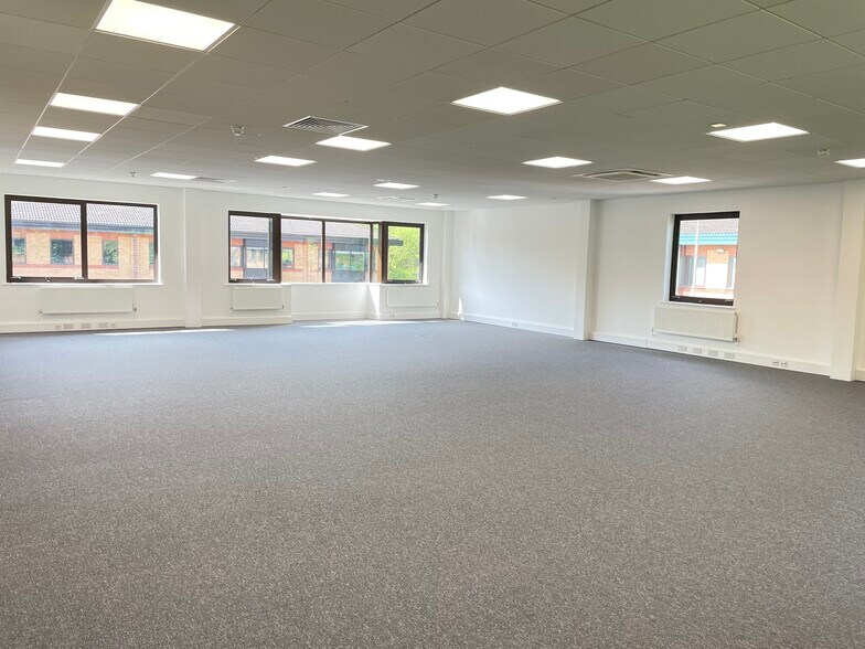 17-18 Thorney Leys Park, Witney à louer - Photo du bâtiment - Image 3 de 4