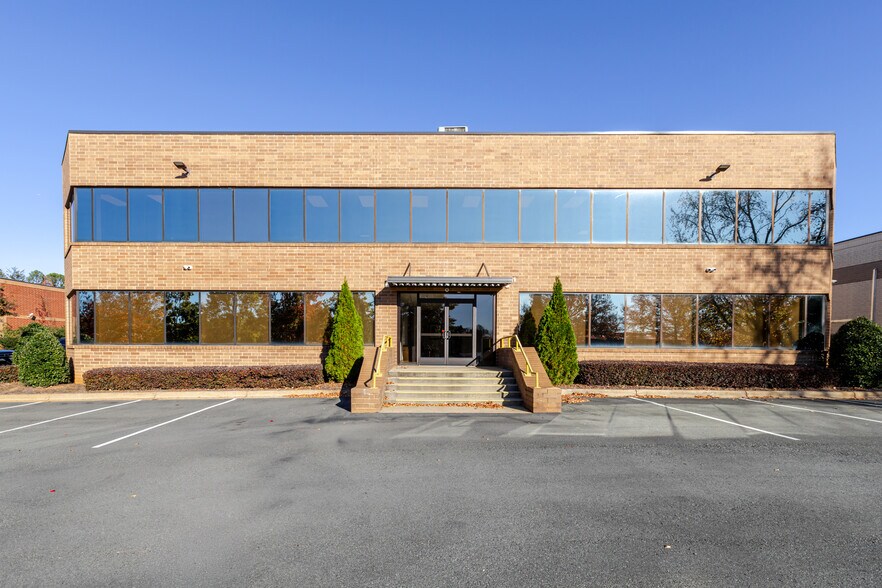 1960 Crossbeam Dr, Charlotte, NC à vendre - Photo du bâtiment - Image 2 de 17