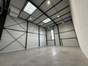 Flex in Chalifert for lease Interior Photo- Image 2 of 5