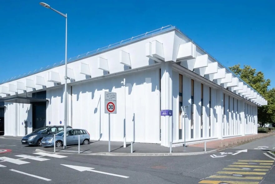 Office in Rungis for lease - Building Photo - Image 1 of 2