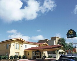 La Quinta Inn by Wyndham Clute Lake Jackson - Motel