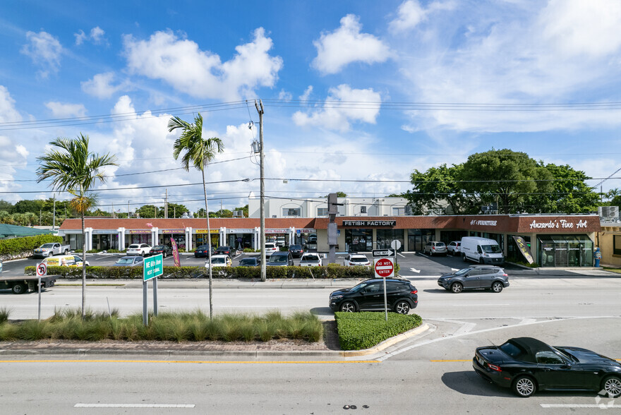 821-859 E Oakland Park Blvd, Oakland Park, FL for lease - Building Photo - Image 2 of 13