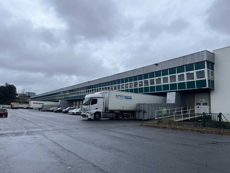 12 Rue De La Ferme Saint-Ladre, Saint-Witz for lease - Building Photo - Image 1 of 10