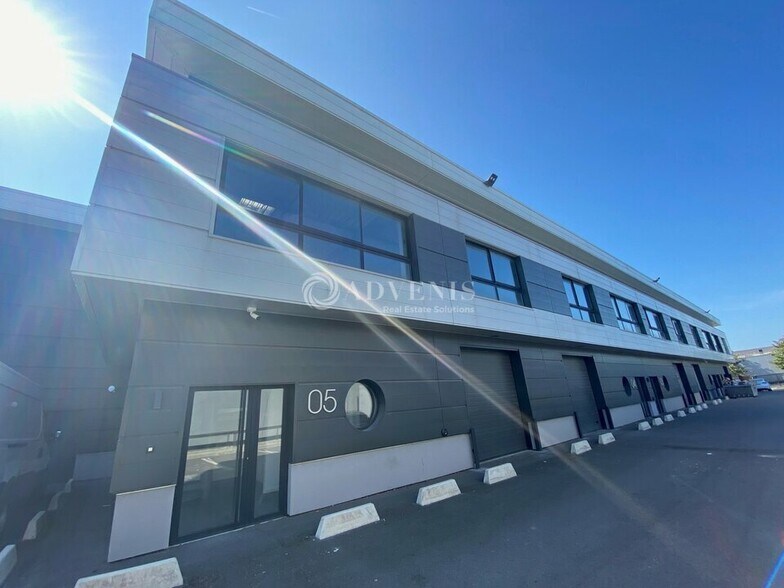 Flex in Les Pavillons-sous-Bois for lease - Building Photo - Image 1 of 8