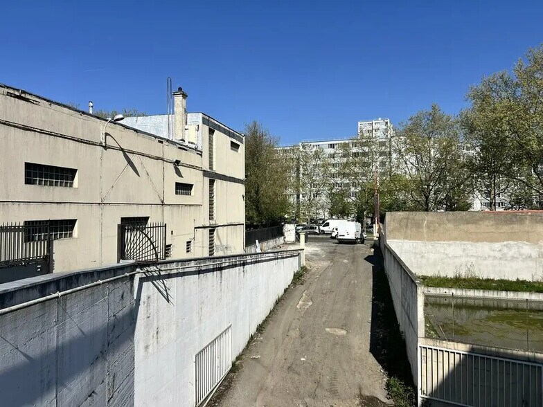 Industrial in Saint-Denis for lease - Building Photo - Image 2 of 12