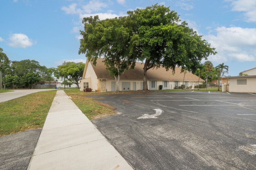 725-731 10th St, Pompano Beach, FL portfolio of 2 properties for sale on LoopNet.ca - Building Photo - Image 2 of 20