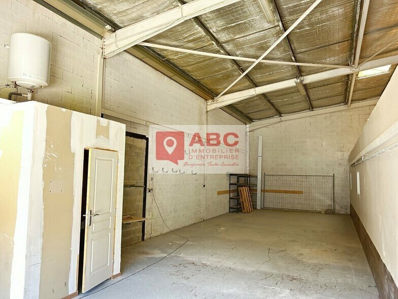 Flex in Mauguio for lease - Interior Photo - Image 2 of 4