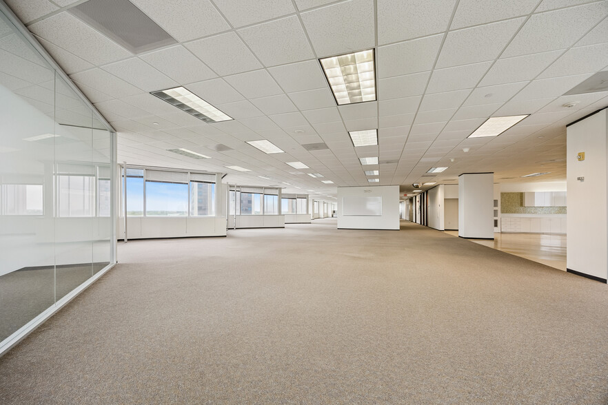 580 Westlake Park Blvd, Houston, TX for lease - Interior Photo - Image 2 of 31