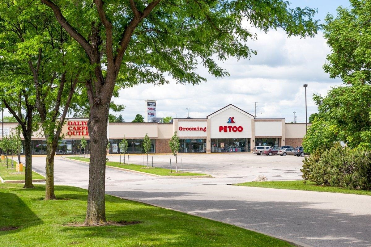 1900-1964 S Koeller St, Oshkosh, WI à louer Photo du bâtiment- Image 1 de 50