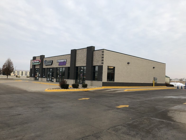 3203-3209 Devils Glen Rd, Bettendorf, IA à louer - Photo du bâtiment - Image 1 de 2