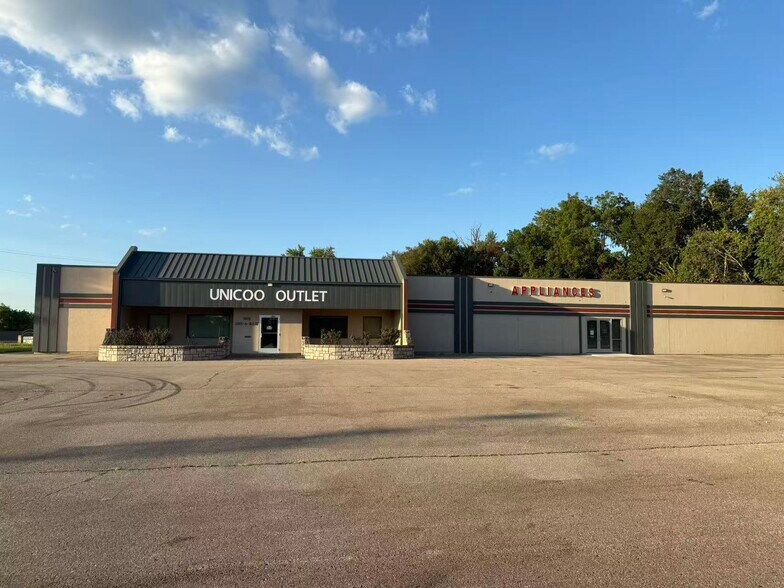 7410 Sni-A-Bar Rd, Kansas City, MO à vendre - Photo du bâtiment - Image 1 de 42