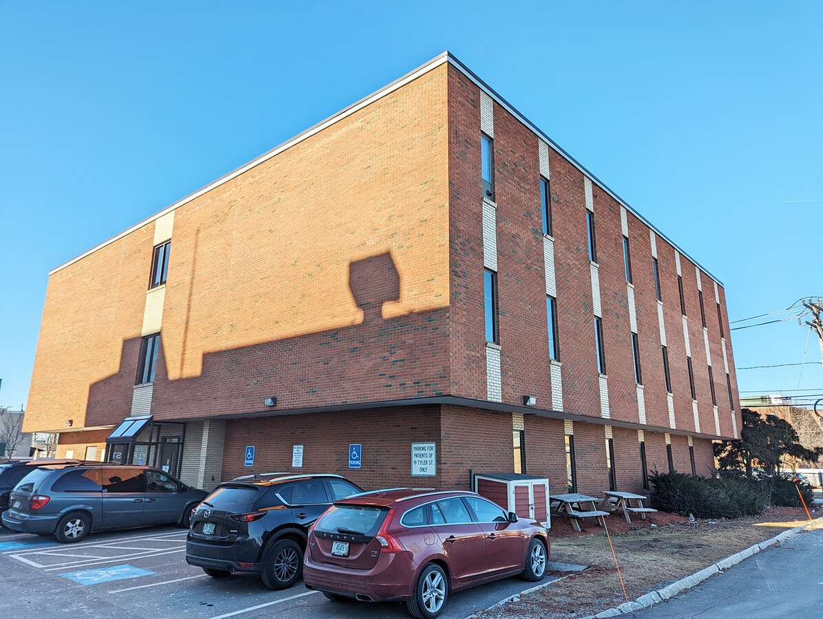 19 Tyler St, Nashua, NH 03060 - Unit 205 - - Interior Photo - Image 1 of 6