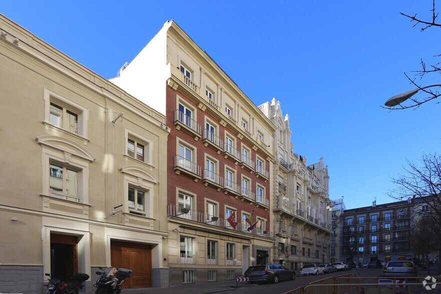 Calle de Alcalá Galiano, Madrid, Madrid à louer - Photo du bâtiment - Image 2 de 2