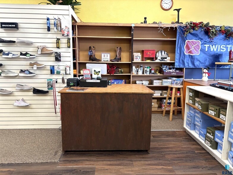 118 N Broadway Ave, Miller, SD for sale - Interior Photo - Image 3 of 72