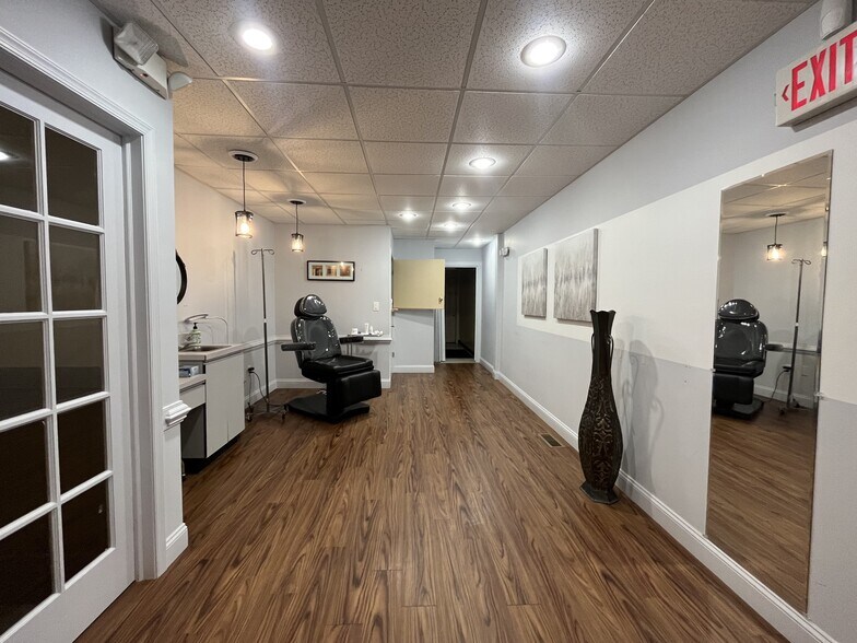 67-74 Brunswick Woods Dr, East Brunswick, NJ for lease - Interior Photo - Image 2 of 11