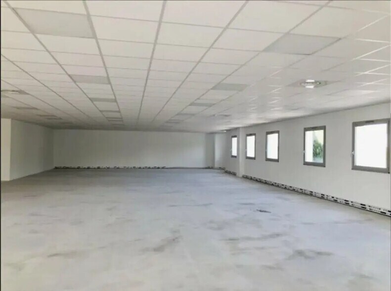 Office in Saint-Priest for lease - Interior Photo - Image 3 of 11