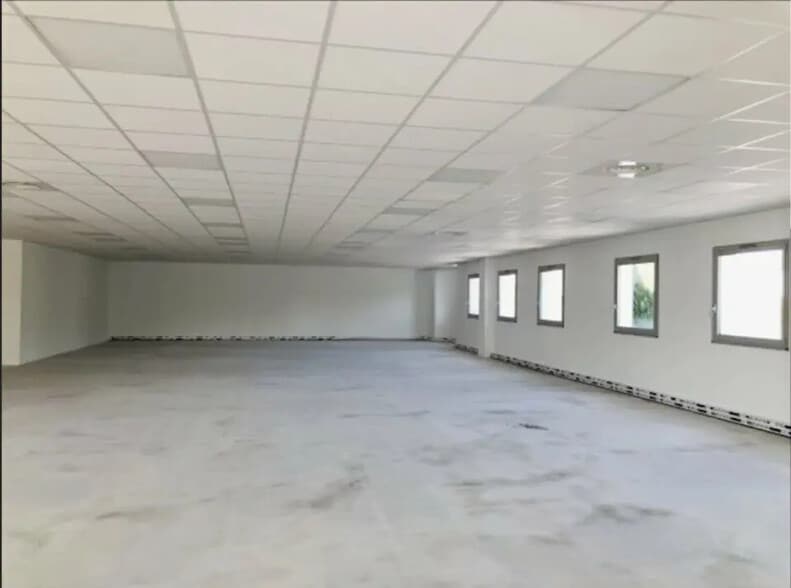 Bureau dans Saint-Priest à louer - Photo intérieure - Image 3 de 11