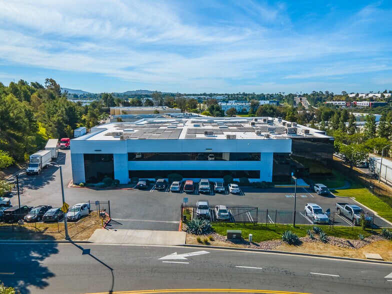 1385 Park Center Dr, Vista, CA à vendre - Photo du bâtiment - Image 2 de 13