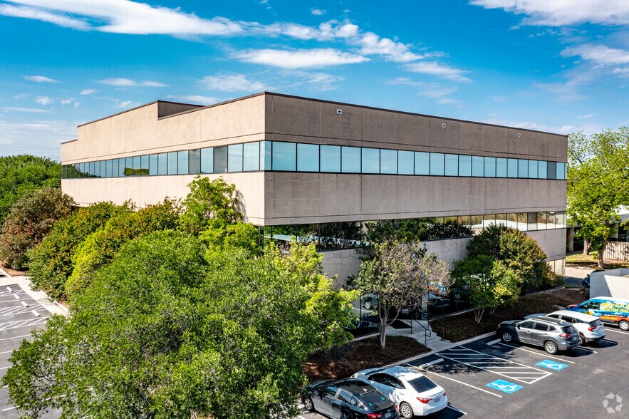 900 Isom Rd, San Antonio, TX à louer - Photo du bâtiment - Image 2 de 4