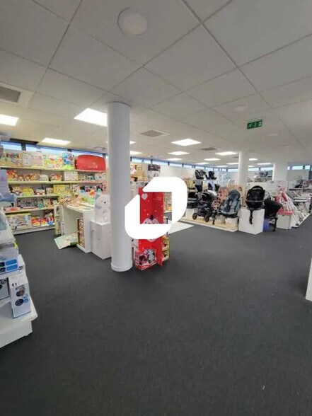 Office in Saint-Denis for lease - Building Photo - Image 3 of 8