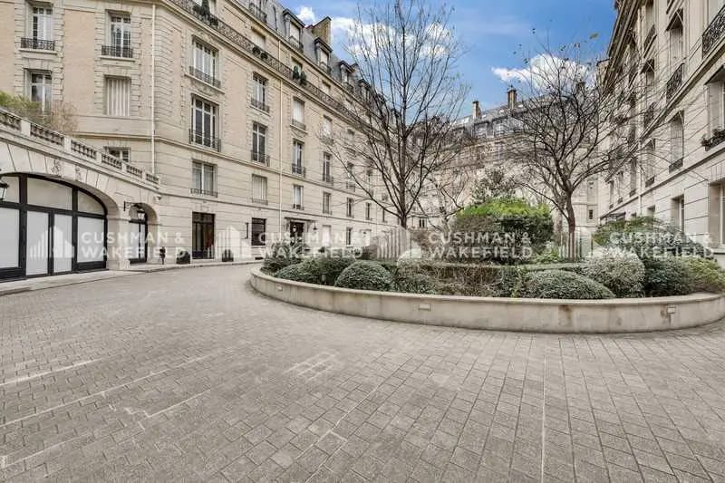 51-55 Avenue Montaigne, Paris for lease - Building Photo - Image 2 of 3