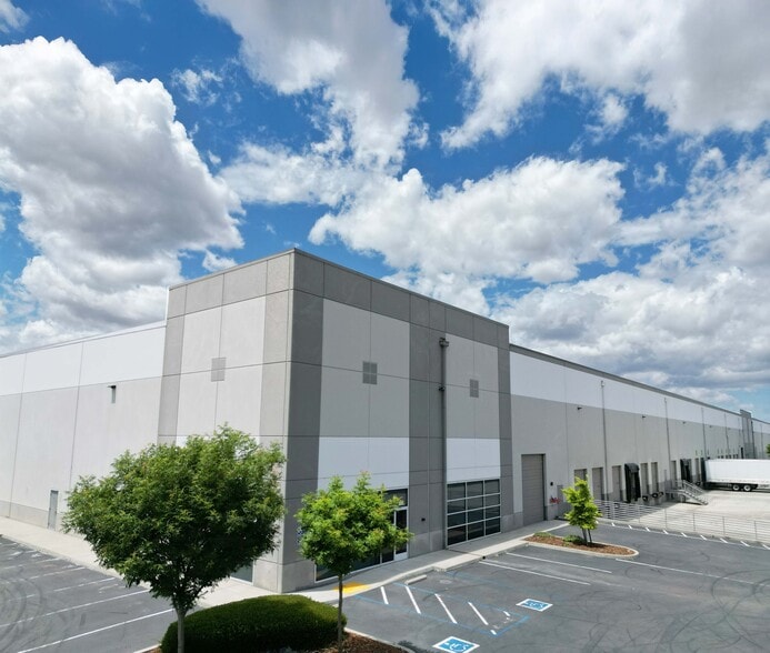 8670 Fruitridge Rd, Sacramento, CA à louer - Photo du bâtiment - Image 2 de 13