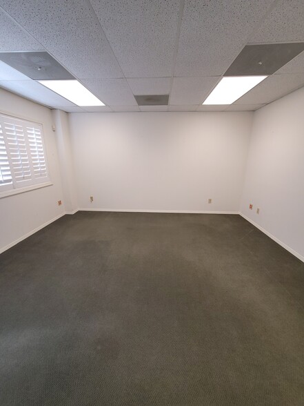 220 E Clark Ave, Santa Maria, CA for lease - Building Photo - Image 3 of 8