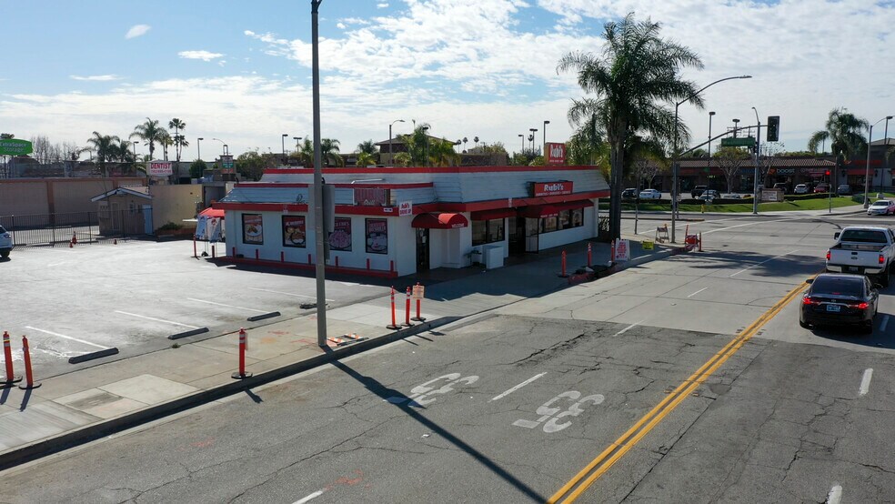 11401 Washington Blvd, Whittier, CA à vendre - Photo du bâtiment - Image 2 de 4