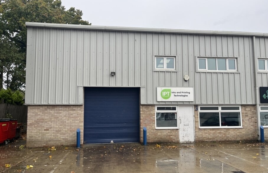 Spindle Way, Crawley for lease - Building Photo - Image 2 of 2