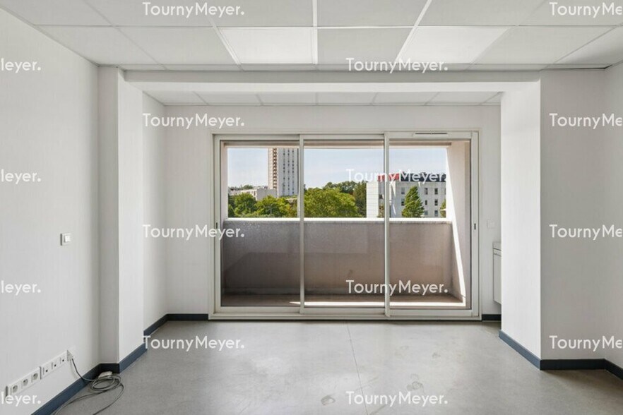 Office in Lormont for lease - Interior Photo - Image 3 of 6