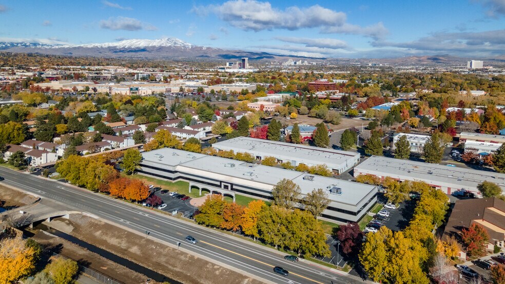 1575 Delucchi Ln, Reno, NV à louer - Photo du bâtiment - Image 3 de 9
