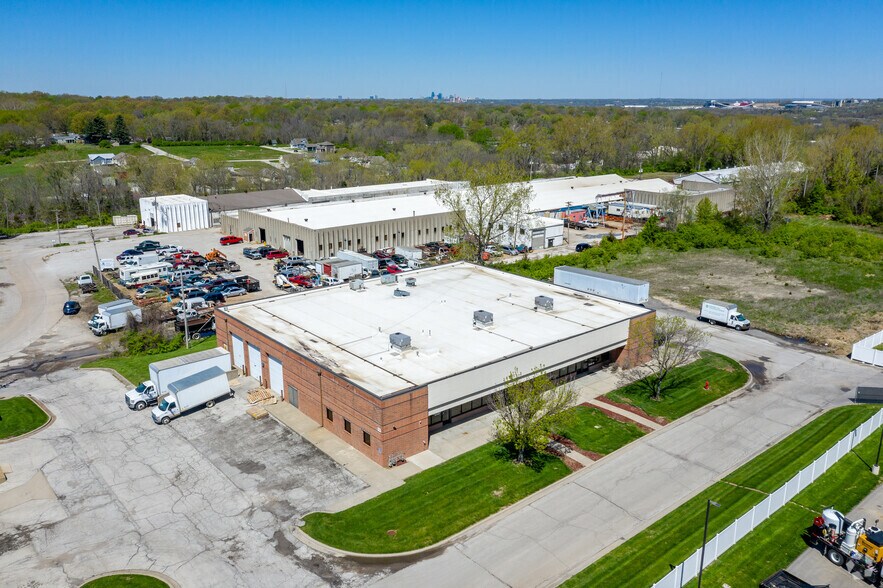 5893 Raytown Rd, Raytown, MO à louer - Photo du bâtiment - Image 3 de 6