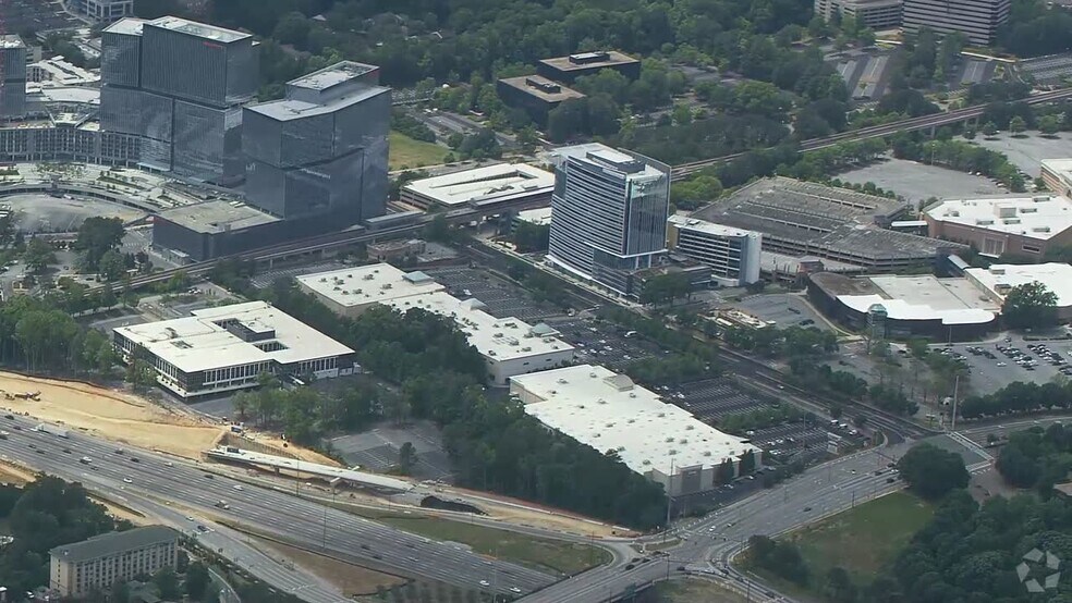 1121-1181 Hammond Dr NE, Atlanta, GA à louer - Vidéo aérienne - Image 2 de 10