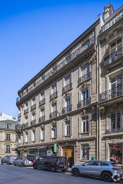54 Rue De Ponthieu, Paris à louer - Photo du bâtiment - Image 2 de 6