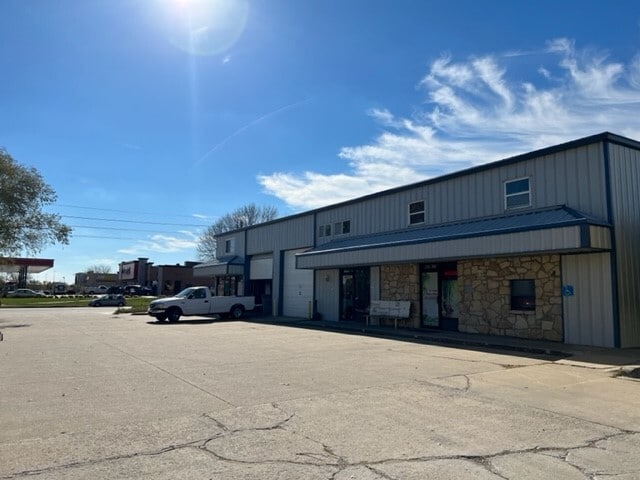 2300 W 31st St, Lawrence, KS à louer - Photo du bâtiment - Image 2 de 8
